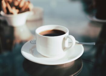 Kop zwarte koffie op een witte schotel