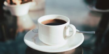 Kop zwarte koffie op een witte schotel