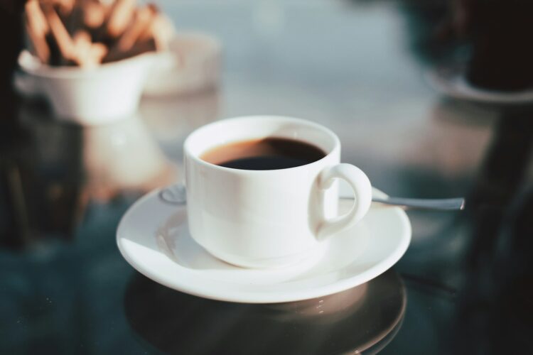 Kop zwarte koffie op een witte schotel