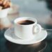 Kop zwarte koffie op een witte schotel