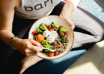 Vrouw houdt een kom met gezond eten vast
